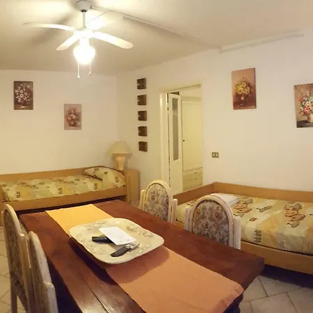 Taverna Derosas 아파트